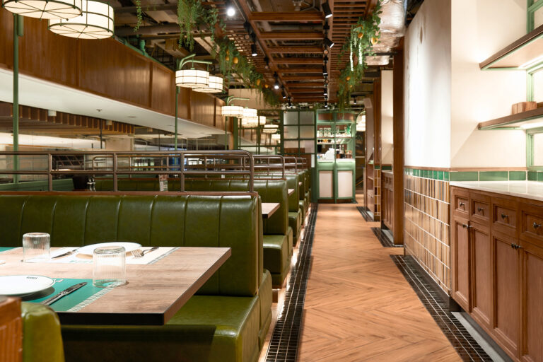 Table arrangement left dining hall